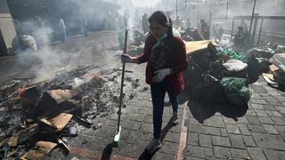 Ecuador: armados con escobas y palas, los manifestantes limpian las calles tras el fin de las protestas | FOTOS