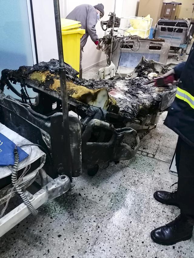 Una cama quemada de la sala de cuidados intensivos COVID-19 destruida en el hospital en Piatra Neamt, en el norte de Rumania se coloca en un pasillo después de un incendio. (Foto: Exploziv TV Neamt vía AP)