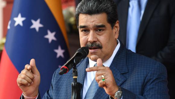 El presidente de Venezuela, Nicolás Maduro, habla con la prensa luego de sostener una reunión con el presidente de la FIFA Gianni Infantino en el Palacio Presidencial de Miraflores en Caracas, el 15 de octubre de 2021. (Federico PARRA / AFP).