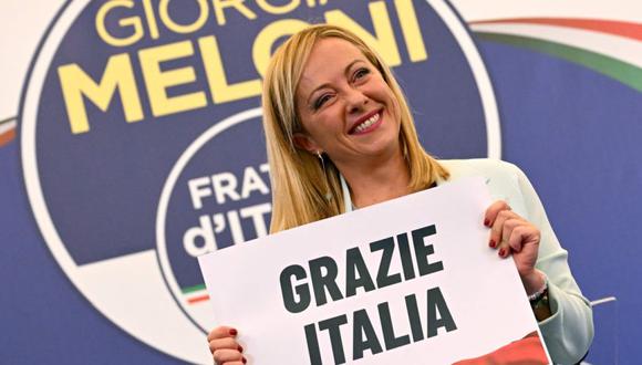 La líder del partido italiano de extrema derecha "Fratelli d'Italia" (Hermanos de Italia), Giorgia Meloni sostiene un cartel que dice "Gracias Italia".