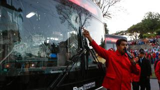 Maduro muestra autobuses atacados en manifestaciones