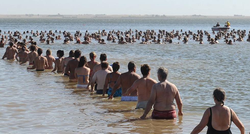 R&eacute;cord Guinness de personas flotando en un lago fue batido en Argentina (EFE)