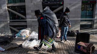 Colombianos que buscan ser repatriados dejan campamento en Chile por el frío | FOTOS