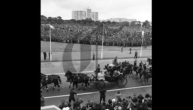 Desde su carroza, el presidente Manuel Prado Ugarteche saluda a los asistentes al desfile militar llevado a cabo en el Campo de Marte, en 1958. Foto: Archivo Histórico El Comercio.