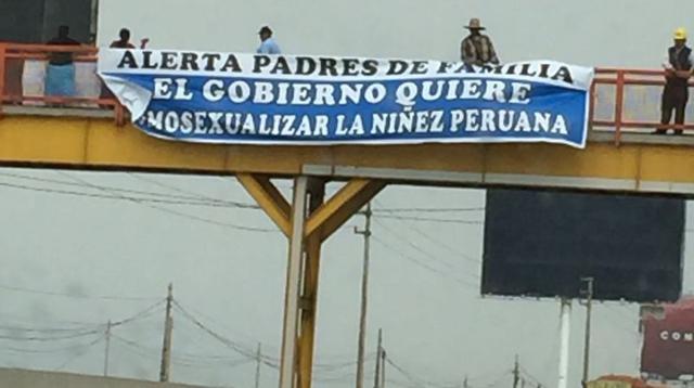 Panamericana Sur: cuelgan paneles contra "ideología de género" - 2