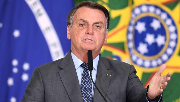 El presidente brasileño, Jair Bolsonaro, pronuncia un discurso durante el lanzamiento del Programa Gigantes do Asfalto, que tiene como objetivo reducir la burocracia para el transporte de carga, en el Palacio Planalto de Brasilia. (Foto: AFP / EVARISTO SA).
