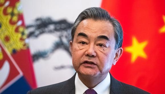 El ministro de Relaciones Exteriores chino, Wang Yi, afirmó hoy que Estados Unidos está llevando las relaciones con China al "borde de una nueva guerra fría". (Foto: Roman PILIPEY / POOL / AFP).