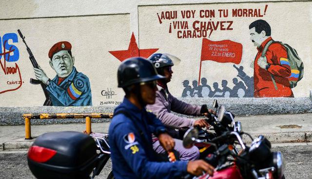 Algunos lo recuerdan como el padre de una revolución que reivindicó a los mayoritarios sectores pobres, mientras que otros lo responsabilizan de la profunda y prolongada crisis que agobia a Venezuela. (Foto: AFP)
