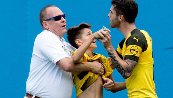 Christian Pulisic abandonó una entrevista para discutir con un agente que había retirado a un niño que buscaba tomarse una selfie con el joven crack del Borussia Dortmund. (Foto: AFP)