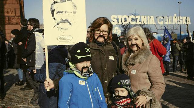 Miles marchan en Polonia por Nobel de la Paz acusado de espía - 4
