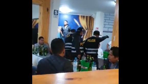 Sicarios vestidos de policías asesinan a balazos a líder de organización criminal 'Los 80' dentro de una cevichería en Trujillo. (Captura: Canal N)