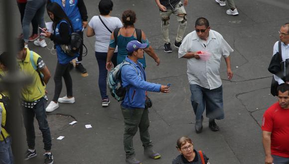 La Policía Nacional capturó a seis hombres y dos mujeres que serían parte de 'Los clonadores móviles'. (Foto: GEC / Referencial)