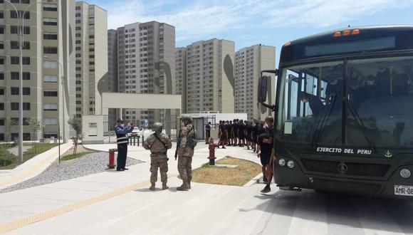 Miembros de las Fuerzas Armadas trabajan para acondicionar la Villa Panamericana en un hospital que atienda a pacientes no graves de coronavirus. (Foto: Difusión)