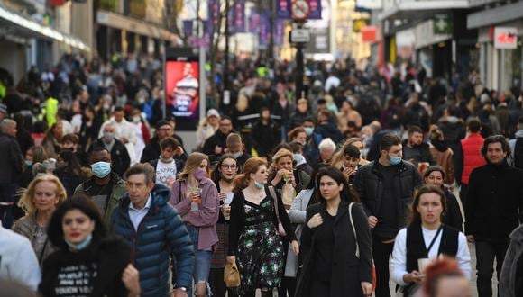 Los compradores y los peatones llenan la calle Northumberland en Newcastle-upon-Tyne, en el noreste de Inglaterra, el 19 de diciembre de 2020, el último sábado antes de Navidad. (Foto: Oli SCARFF / AFP)