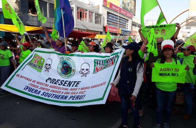 Aniversario de Arequipa: manifestantes y policías se enfrentaron en corso. (Foto: Zenaida Condori)