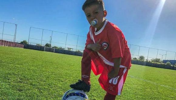 Ulises Cáceres Martínez, el niño argentino que se ha vuelto viral por jugar al fútbol con un chupón. (Foto: Instagram | chupete.10)