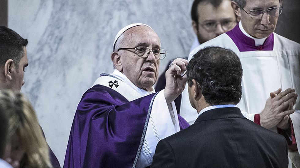 El papa Francisco celebr&oacute; el Mi&eacute;rcoles de Ceniza con una oraci&oacute;n y una procesi&oacute;n solemne entre dos iglesias en una de las siete colinas de Roma. (Foto: EFE)