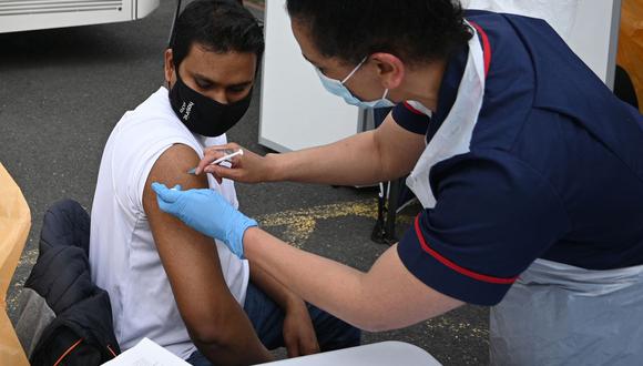 Un joven recibe la vacuna contra el coronavirus Covid-19 en la academia Essa en Bolton, noroeste de Inglaterra, el 14 de mayo de 2021. (Foto de Oli SCARFF / AFP).