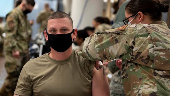 Un soldado de Estados Unidos recibe la primera dosis de la vacuna Moderna contra el coronavirus en la Base Aérea de Osan, al sur de Seúl. (HANDOUT / US FORCES KOREA / AFP).