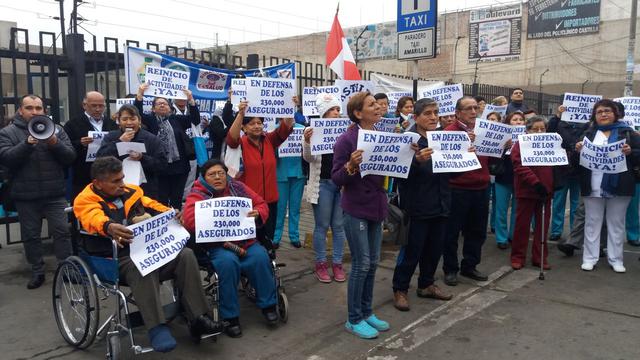 Médicos y pacientes protestan para restablecer atención médica a pacientes del hospital Ramón Castilla