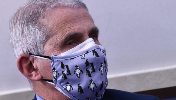 En esta foto de archivo, el director del Instituto Nacional de Alergias y Enfermedades Infecciosas, Anthony Fauci, escucha durante una conferencia de prensa sobre el coronavirus en la Casa Blanca, Washington (Estados Unidos), el 19 de noviembre de 2020.  (Brendan Smialowski / AFP).