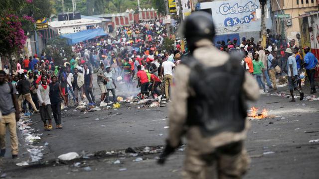 Miles de manifestantes, equipados con machetes, piedras, palos y ramas de árboles, marcharon este viernes en Puerto Príncipe en dirección a la residencia del presidente de Haití, Jovenel Moise. (Foto: Reuters)