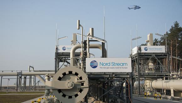 Esta foto de archivo tomada el 8 de noviembre de 2011 muestra un helicóptero sobrevolando la terminal del gasoducto Nord Stream 1. (Foto: John MACDOUGALL / AFP)