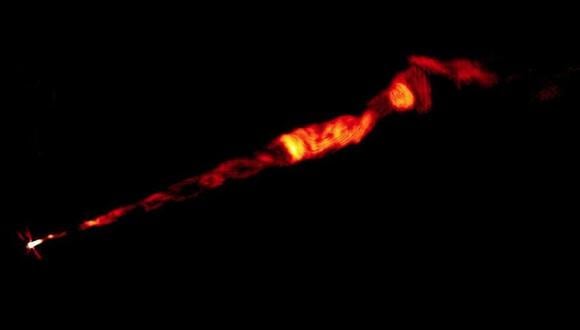Imagen obtenida con el VLA del chorro en M87. (PASETTO ET AL., SOPHIA DAGNELLO, NRAO/AUI/NSF)