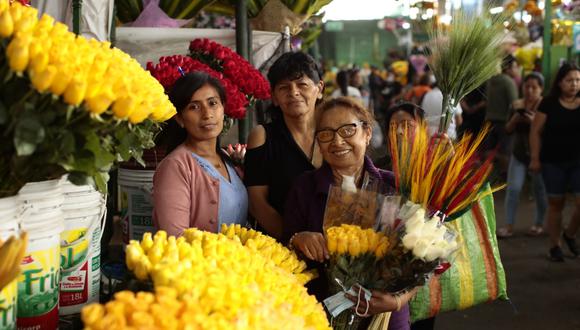 Gran afluencia de gente en el mercado de flores de Piedra Liza en el Rìmac para conseguir flores amarillas en la víspera de año nuevo. 
Fotos: Lenin Tadeo / @photo.gec