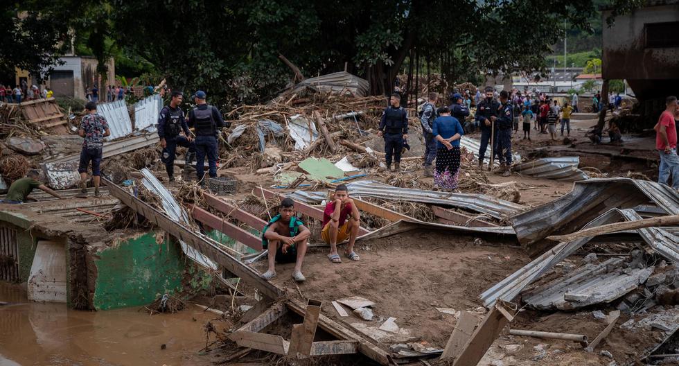 Habitantes de los alrededores de la quebrada Los Patos, estado Aragua, observan las consecuencias de las inundaciones en Las Tejerías, Venezuela. (EFE/ Rayner Peña R.).