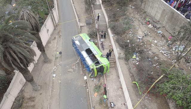Un día como hoy de hace un año, pasadas las 5 de la tarde, el vehículo de la empresa Green Bus cayó en la ladera del cerro San Cristóbal, dejando 10 muertos y más de 50 heridos. (Foto: El Comercio)