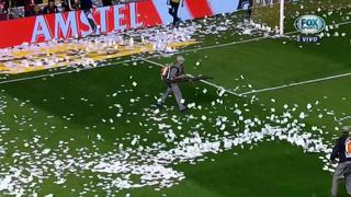 Boca Juniors vs. River Plate: papeles en el campo retrasaron inicio del superclásico por Libertadores en La Bombonera [VIDEO]