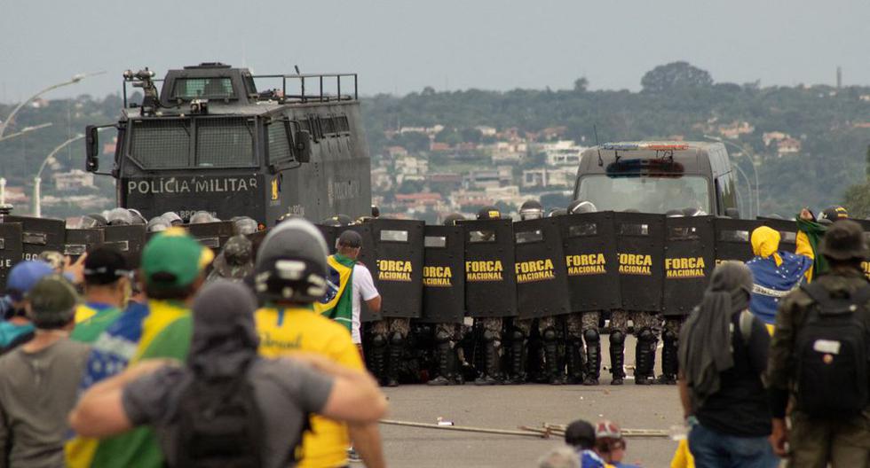 Las fuerzas de seguridad operan mientras los partidarios del expresidente de Brasil, Jair Bolsonaro, se manifiestan contra el presidente Luiz Inácio Lula da Silva en Brasilia, el 8 de enero de 2023. (REUTERS/Antonio Cascio).