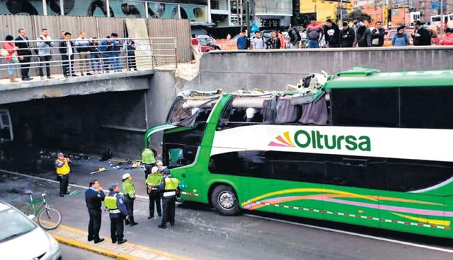 Durante casi una hora se cerraron dos carriles de la Av. Arequipa (en el sentido San Isidro–Cercado de Lima) para limpiar la vía y remolcar el bus de placa CTU-967. El accidente ocurrió antes de las 7 a.m. de ayer. (USI)