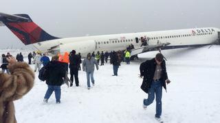 Avión con 125 personas se despistó en aeropuerto de Nueva York