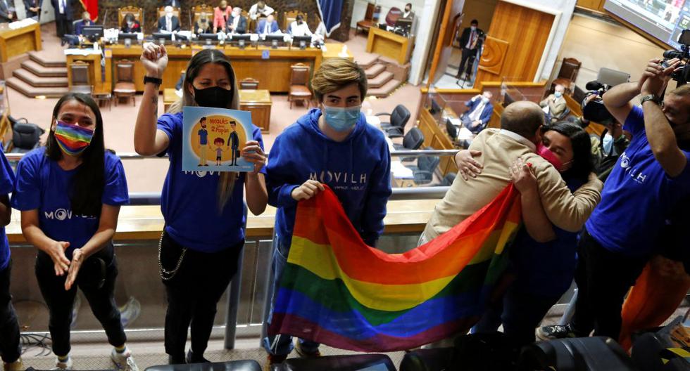 Integrantes de diferentes movimientos sociales celebran en el Senado tras la aprobación del matrimonio igualitario en Chile. (DEDVI MISSENE / AFP).