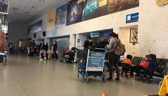Los compatriotas que llegaron de México serán trasladados a Lima, donde pasarán por controles de salud para el descarte de síntomas de Covid-19. (Foto: Zenaida Condori)