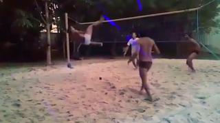 YouTube: Ronaldinho y una patada karateca jugando al futvoley