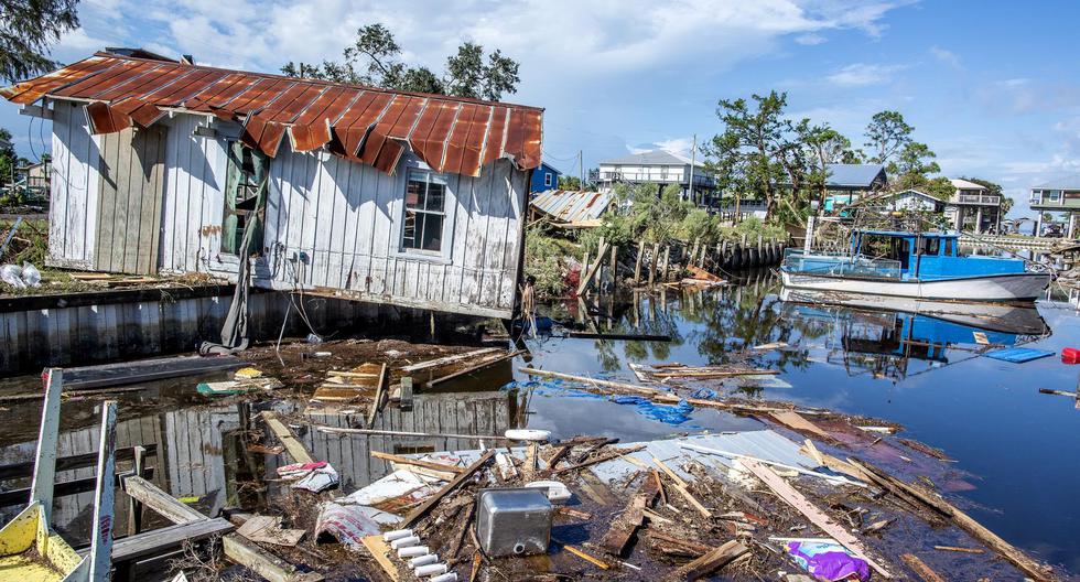 Edificios dañados después de que el huracán Idalia tocara tierra en la ciudad de Horseshoe Beach, Florida. (EFE/EPA/CRISTÓBAL HERRERA-ULASHKEVICH).