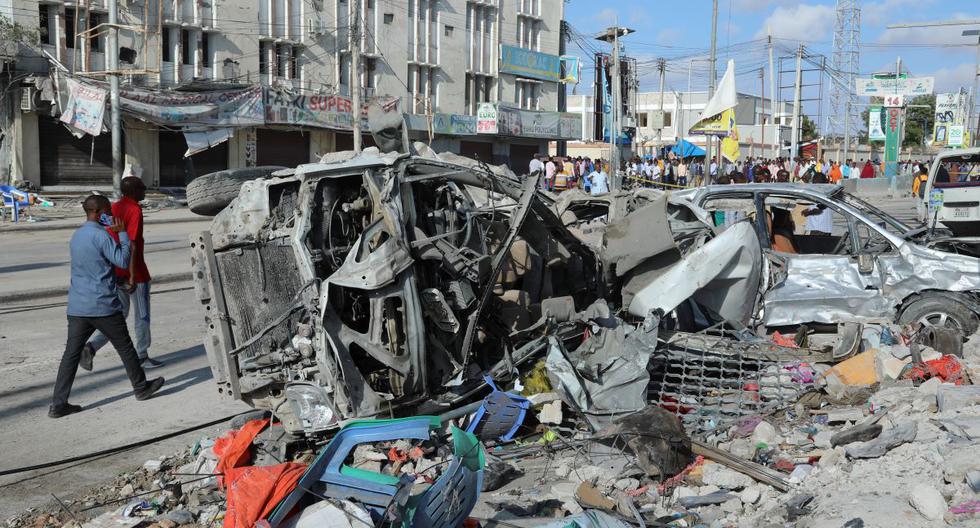 Automóviles destruidos después de que un coche bomba estallara cerca del ministerio de Educación en Mogadiscio, Somalia. (HASSAN ALI ELMI / AFP).