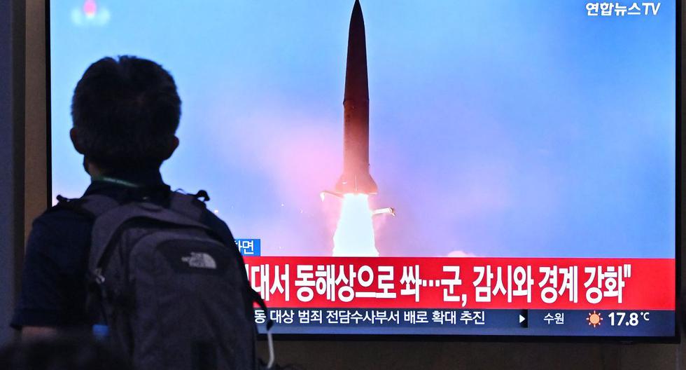 Un hombre pasa frente a una pantalla de televisión que muestra una transmisión de noticias con imágenes de archivo de una prueba de misiles de Corea del Norte, en una estación de tren en Seúl el 29 de septiembre de 2022. (Foto de Jung Yeon-je / AFP)