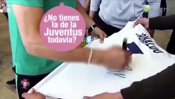 Cristiano Ronaldo firmó una camiseta del Real Madrid y no dudo en hacerle una pequeña broma a un hincha. El video es viral en YouTube. (Foto: Captura).
