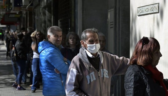 Los pensionistas hacen cola frente a un banco durante el nuevo brote de coronavirus (COVID-19) en Buenos Aires (Foto: Juan Mabromata / AFP)