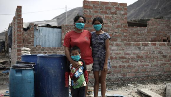 Norma Acuña vive con sus dos hijos en Pampa Pacta. Gasta diez soles cada tres días para llenar sus cuatro tachos de agua. (Fotos: Joel Alonso HuamanI : GEC)