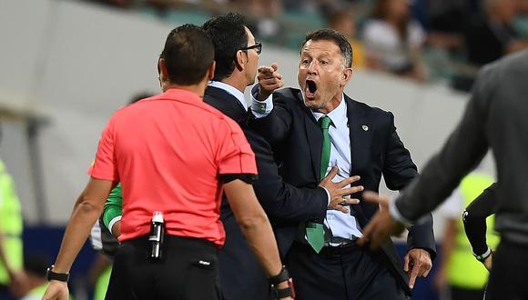 México vs. Nueva Zelanda: técnico Osorio perdió los papeles con juez de línea. (Foto: Agencias)