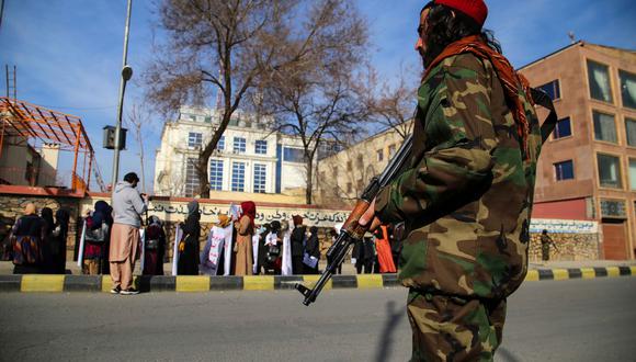 Un talibán custodiando una movilización en Kabul. (Foto: EFE)