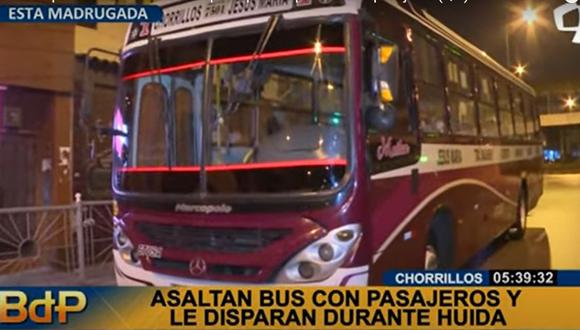 El hecho ocurrió cuando el bus se dirigía de Los Cedros hasta la zona de La Curva, en Chorrillos. (YouTube/Panamericana Tv.)