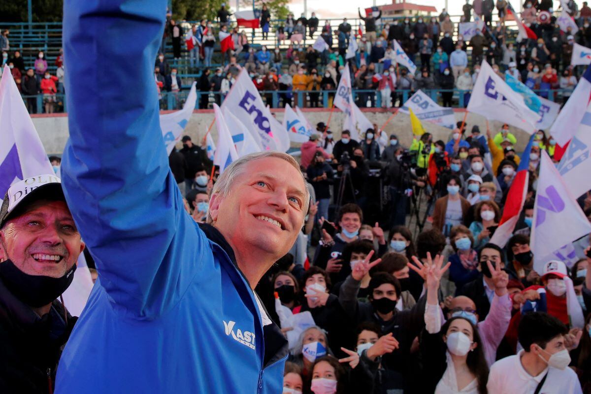 Chilean presidential candidate José Antonio Kast of the Republican Party poses for a selfie during his campaign closing rally in Valdivia.  (JAVIER TORRES / AFP).