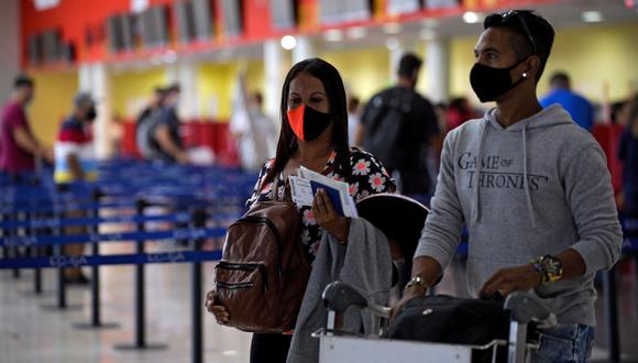 Los pasajeros arriban en medio de la pandemia de coronavirus al Aeropuerto Internacional José Martí en La Habana, el 15 de noviembre de 2020. (YAMIL LAGE / AFP).
