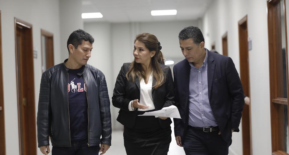 La fiscal superior Marita Barreto, jefa del equipo especial del Ministerio Público que investiga al gobierno de Pedro Castillo, junto a las cabezas del Equipo Especial de la Policía Nacional.